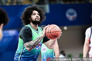 效率太低！尼克斯半场9中2拿到9分1板1助2断 3次失误